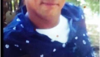 Mao, Valverde.-Miembros preventivos de la Policía Nacional activaron la búsqueda de un hombre que, pasada la medianoche, hirió a machetazos a su mujer en la cabeza, cuello y brazo izquierdo, por supuestos motivos pasionales. El agresor fue identificado como Santo Emilio Alcántara, apodado “El Primón”, quien tan pronto cometió el hecho en perjuicio de su pareja Aribel Domesto Piet, de 30 años, huyó con rumbo desconocido. El hecho se produjo cuando la mujer celebraba su cumpleaños con unos invitados, en su residencia del sector La Compuerta de Mao, provincia Valverde, y de repente, su marido tomó un machete, y sin mediar palabras, empezó a agredirla, provocándole las heridas que presenta. La fémina tuvo que ser llevada de inmediato a la emergencia del hospital regional Doctor Luis L. Bogaert, de Mao, donde permanece ingresada, en tanto que, la Policía Nacional exhortó al prófugo a entregarse para los fines legales correspondientes.