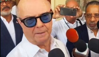 Hipólito Mejía califica de "demagogia barata" la huelga de organizaciones en el Cibao por bajos precios de alimentos y combustibles El ex presidente de la República, Hipólito Mejía, ha tachado de "demagogia barata" las protestas que distintas organizaciones están llevando a cabo en el Cibao para exigir la disminución de los precios de los alimentos, los combustibles y otras reivindicaciones. Según el ex mandatario, las huelgas en la región norte del país no están justificadas, ya que República Dominicana cuenta con una de las inflaciones más bajas de América Latina y el costo de la vida es menor. Mejía afirmó que las huelgas son métodos de reclamo arcaicos y en desuso, no aptos para un país como República Dominicana. El ex presidente también destacó que el país tiene una amplia oferta de alimentos básicos, como el arroz y el huevo, en cantidades suficientes. Además, restó importancia al listado de funcionarios y expresidentes que elaboró el ex primer ministro de Haití. Con estas declaraciones, Hipólito Mejía deja en claro su postura frente a las protestas en el Cibao y defiende la posición del gobierno en cuanto a la baja inflación y el costo de la vida en el país.