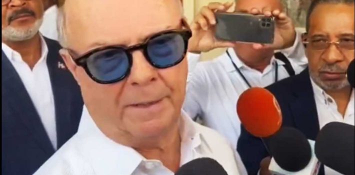 Hipólito Mejía califica de "demagogia barata" la huelga de organizaciones en el Cibao por bajos precios de alimentos y combustibles El ex presidente de la República, Hipólito Mejía, ha tachado de "demagogia barata" las protestas que distintas organizaciones están llevando a cabo en el Cibao para exigir la disminución de los precios de los alimentos, los combustibles y otras reivindicaciones. Según el ex mandatario, las huelgas en la región norte del país no están justificadas, ya que República Dominicana cuenta con una de las inflaciones más bajas de América Latina y el costo de la vida es menor. Mejía afirmó que las huelgas son métodos de reclamo arcaicos y en desuso, no aptos para un país como República Dominicana. El ex presidente también destacó que el país tiene una amplia oferta de alimentos básicos, como el arroz y el huevo, en cantidades suficientes. Además, restó importancia al listado de funcionarios y expresidentes que elaboró el ex primer ministro de Haití. Con estas declaraciones, Hipólito Mejía deja en claro su postura frente a las protestas en el Cibao y defiende la posición del gobierno en cuanto a la baja inflación y el costo de la vida en el país.