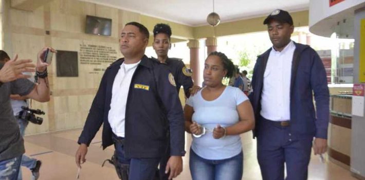 Prisión preventiva para mujer que golpeó salvajemente a hijastro de dos años en Santiago