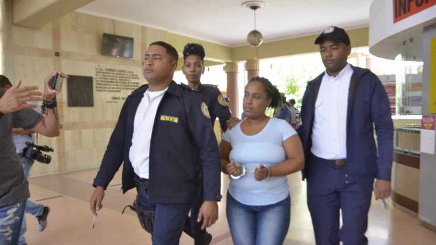 Prisión preventiva para mujer que golpeó salvajemente a hijastro de dos años en Santiago