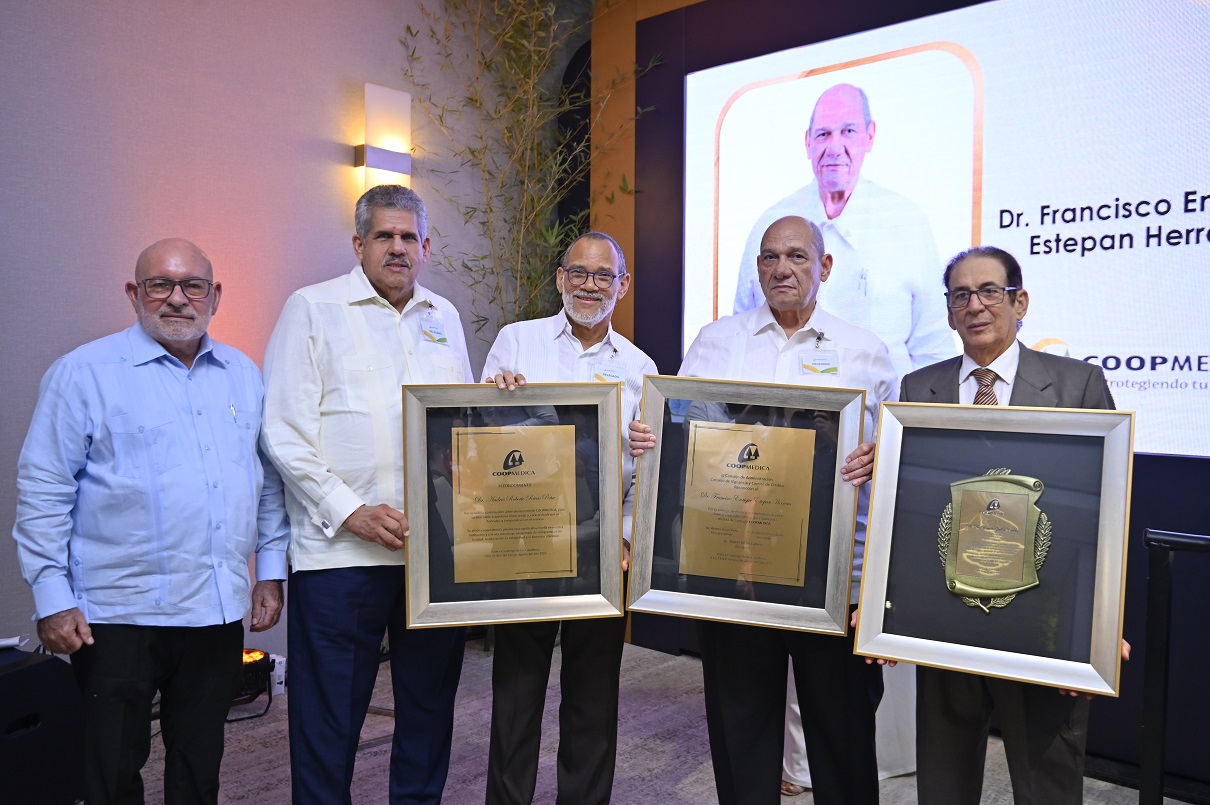 COOPMEDICA reconoce la trayectoria de médicos cooperativistas